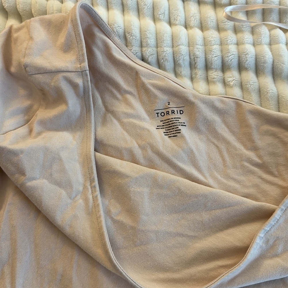 Torrid one sleeve off shoulder light pink tee cotton size XXL - Picture 2 of 3